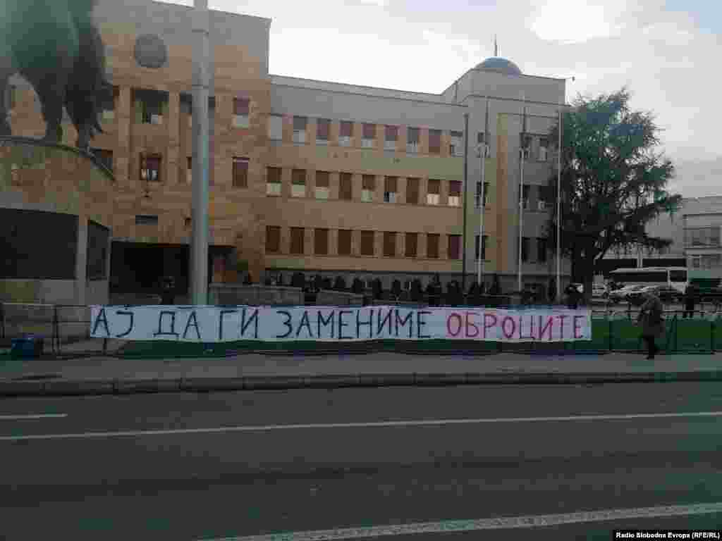 Транспарент пред пред законодавниот дом, каде неодамна беа предложени законски измени со кои се планираше кратење на бесплатниот студентски оброк за студентите кои земаат стипендии, за апсолвентите и за оние чии семејства имаат плата повисока од минималната.