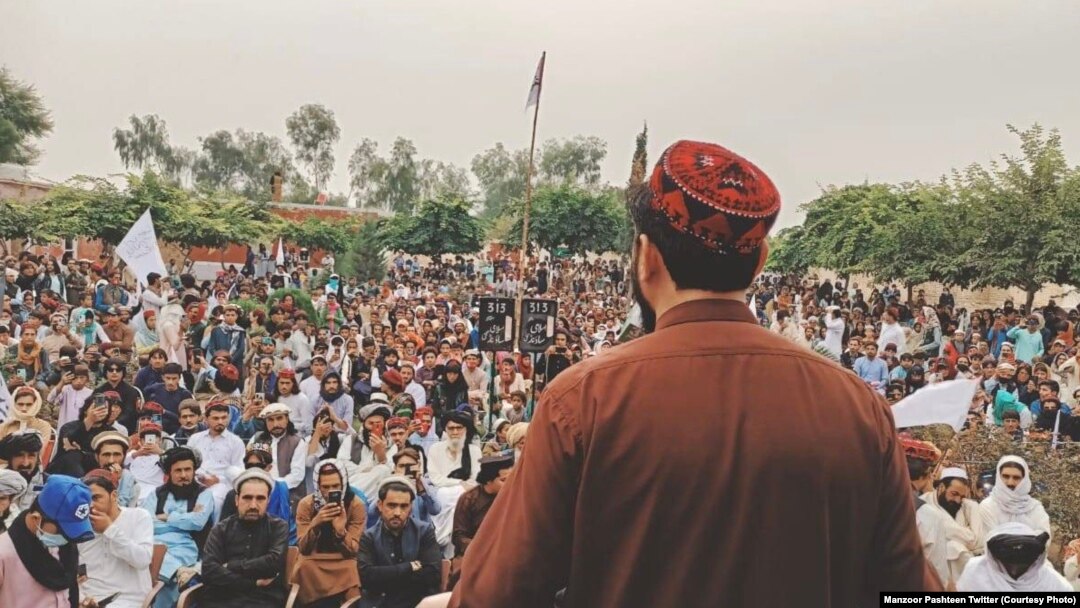 منظور پشتين د سرې درګۍ سيمينار ته وينا کوي - د نومبر ۱۳مې انځور.