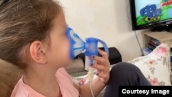 Jasminina osmogodišnja ćerka boluje od cistične fibroze i svaki dan joj počinje i završava se antibiotskom inhalacijom, a još tri terapije primi u toku dana