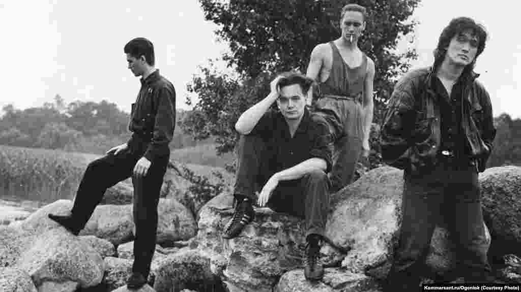 У 1982 році Цой створив гурт &laquo;Кіно&raquo; і записав перший альбом під назвою &laquo;45&raquo;. Пісня &laquo;Електричка&raquo;, про людину, яка застрягла у приміському потязі і рухається в неправильному напрямку, була сприйнята як метафора життя в Радянському Союзі і було негайно заборонена