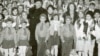 Un grup de copiii alături de cuplul Nicolae și Elena Ceaușescu, cei care au condus România timp de un sfert de veac.