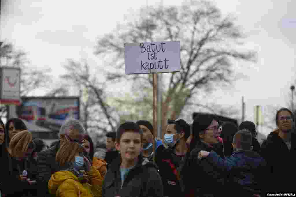 Milica Lukić, naučna saradnica na Geografskom fakultetu u Beogradu, rekla je u svom govoru da zahteva sprovođenje zelene strategije. "Dosta nam je zakona koji se ne sprovode, naš novac se troši za izradu dokumenata koji ništa ne znače", poručila je ona.