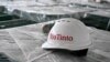 Zaštitni šlem sa logom "Rio Tinto" u skladištu kompanije Rio Tinto u Loznici na zapadu Srbije 5. aprila 2024.