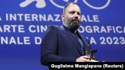 Йоргос Лантимоc баш байге менен. Венеция. 9-сентябрь, 2023-жыл