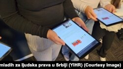 Da imaju u školi za ekskurziju, rekreativnu nastavu, da odu na zimovanje, letovanje, kupe patike. Da znaju da je to njihov dinar, kaže za RSE sagovornik koji sa suprugom brine o dvoje unučadi. (Djeca iz Srbije u Muzeju ratnog djetinjstva u Sarajevu, mart 2024. ilustracija) 