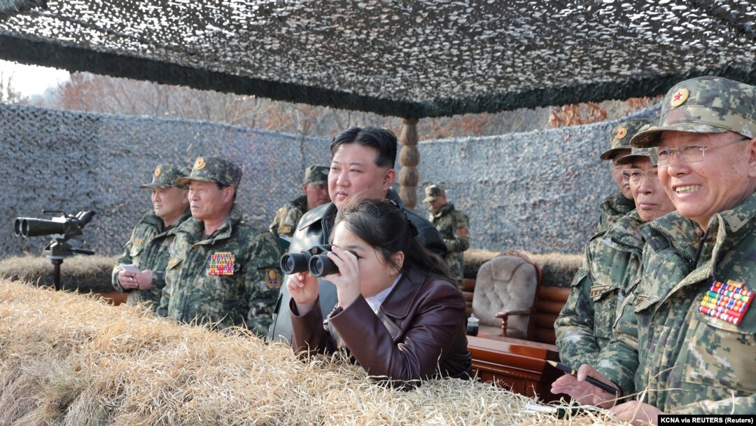 Sjevernokorejski lider Kim Jong Un i njegova kćerka Kim Ju Ae prisustvuju demonstracijama tokom obuke zračnih i amfibijskih borbenih jedinica Korejske narodne armije na ovoj slici koju je 16. marta 2024. objavila Korejska centralna novinska agencija. 