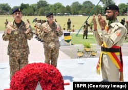 د پاکستان د پوځ مشر د مې پر ۱۷مه په سیالکوټ کې د پوځ د وژل شویو سرتېرو پر څلي ګلان کښېښودل او دوعا یې وکړه.