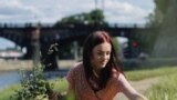 Мария из Киева собирает полевые цветы на берегу реки Влтавы в Праге. 8 июля украинцы организовали встречу, посвящённую ночи Ивана Купалы. Это третье мероприятие такого рода, проводимое в Праге с момента вторжения российских войск в Украину в 2022 году. Война вынудила миллионы украинцев покинуть родину<br />
&nbsp;