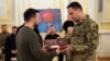 Президент України Володимир Зеленський під час вручення ордену «Золота Зірка» начальнику ГУР Міноборони України Кирилу Буданову. Київ, 9 лютого 2024 року