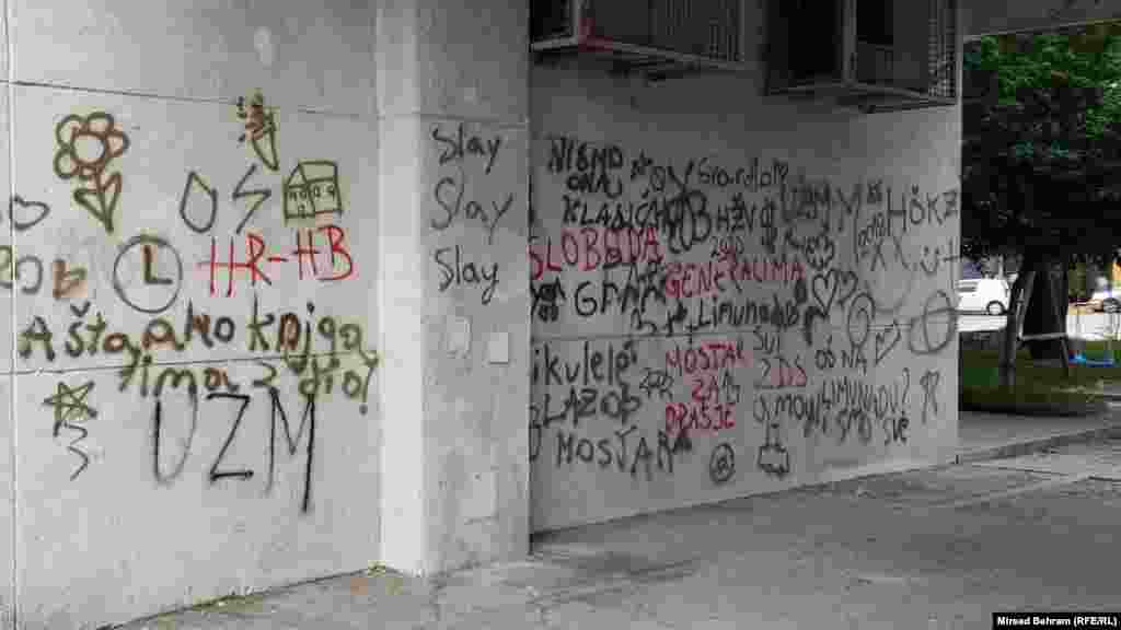 Grafiti sa porukama “ZDS” (Za Dom Spremni) “HR-HB” (kratica za samoproglašenu Hrvatsku Republiku Herceg-Bosna) na zidu zgrade u Ulici Dr. Ante Starčevića u zapadnom dijelu Mostara. Krivičnim zakonom BiH nije izričito zabranjeno veličanje fašističkih, nacističkih i sličnih pokreta iz vremena Drugoga svjetskog rata. U proteklih desetak godina bilo je više pokušaja da se oni zabrane, ali prijedlozi nisu dobili potrebnu podršku.