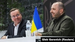 Министры обороны ФРГ и Украины Борис Писториус (слева) и Рустем Умеров