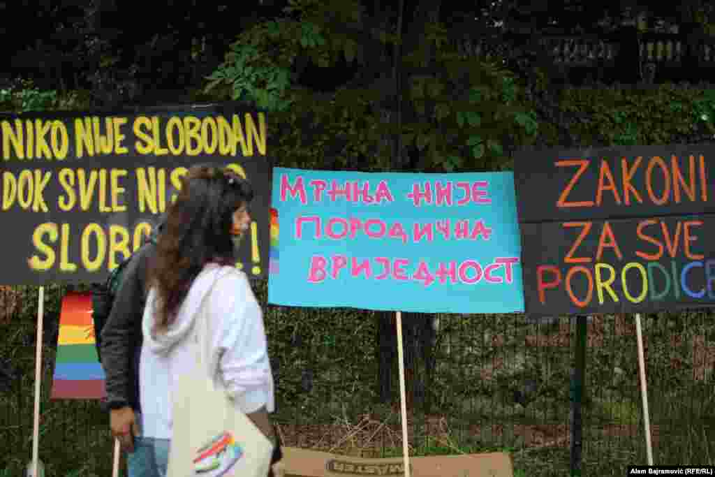 "Mržnja nije porodična vrijednost" - poručuje jedan od transparenata. 