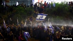 Policija ispaljuje vodeni top na demonstrante, Tel Aviv, 1. april 2023.