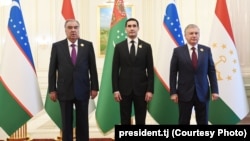 (Çepden saga) Täjigistanyň prezidenti Emomali Rahmon, Türkmenistan prezidenti Serdar Berdimuhamedow we Özbegistanyň prezidenti Şawkat Mirziýoýew. Aşgabat. 2023-nji ýylyň 4-nji awgusty.