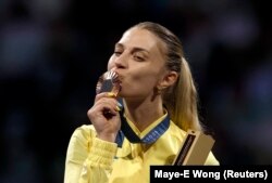 Ольга Харлан радуется первой медали Украины на Олимпийских играх в Париже. 29 июля 2024 года