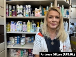 Farmacista Beatrice Speteanu stă de vorbă zilnic cu pacienții care sună și o roagă să le găsească un medicament de care au nevoie și pe care nu îl găsesc în altă parte.