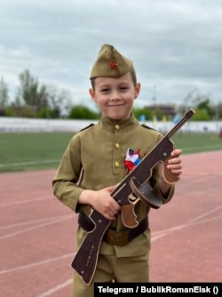 Russiýanyň Krasnodar sebitinde "çagalar paradyna" gatnaşyjy.
