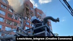Російські війська ввечері 28 червня завдали удару по Дніпру, поціливши по багатоповерхівці – були зруйновані чотири поверхи