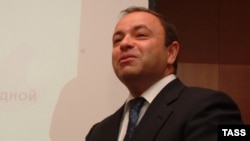 მოსამართლეების თანახმად, შვიდლერის წინააღმდეგ სანქციები „მკაფიო სიგნალს უგზავნის ბატონი შვიდლერის მდგომარეობაში მყოფ ადამიანებს, რომ მათთვის გონივრული იქნებოდა რუსული ბიზნესისგან გამიჯვნა“.