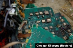 Deo elektronskih komponenti koje je ukrajinska vojska pronašla u ruskoj raketi u blizini Harkiva, u oktobru 2022.