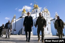 Президент України Володимир Зеленський і президент США Джо Байден (ліворуч) на території Михайлівського Золотоверхого монастиря. Київ, 20 лютого 2023 року