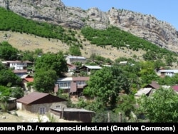 ფოტო გადაღებულია დასანთი/ქარინტაკში კანადელი პროფესორის და ფოტოგრაფის, ადამ ჯონსის მიერ. მან 2015 წლის ივნისში იმოგზაურა რეგიონში და იქაური კლდეების შემადგენლობას სწავლობდა.
