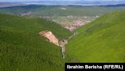 Planin u blizini sela Šalje i Lipljan, gde kamen vadi kompanija Arberia Turist.