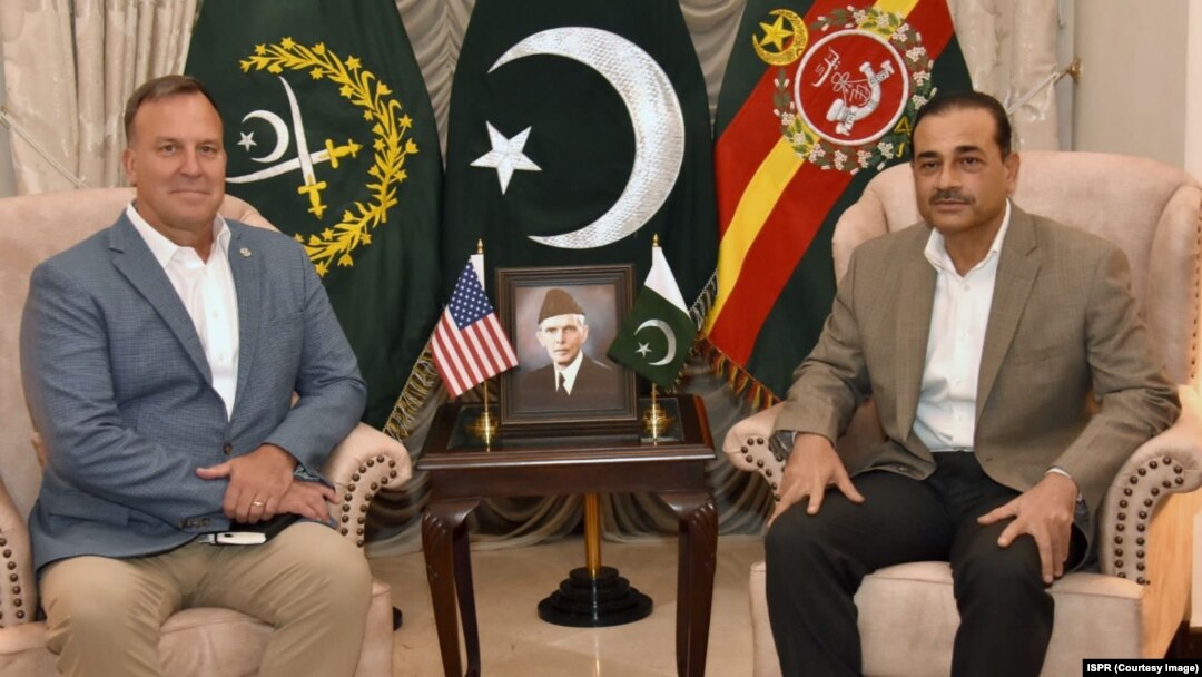 جنرال عاصم منیر (ښي لوري ته) له جنرال مایکل اېرېک کورېلا سره د غونډې پر مهال ـ پخوانی انځور.