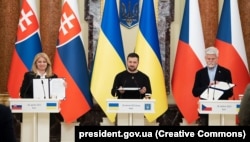 Президент України Володимир Зеленський (посередині), президент Словаччини Зузана Чапутова та президент Чехії Петр Павел (праворуч) на спільній пресконференції. Київ, 28 квітня 2023 року