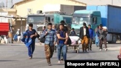 له ایرانه ایستل شوي یوشمېر افغانان هرات ولایت ته تر داخلېدو وروسته د کورونو پر لوري روان دي - پخوانی انځور.