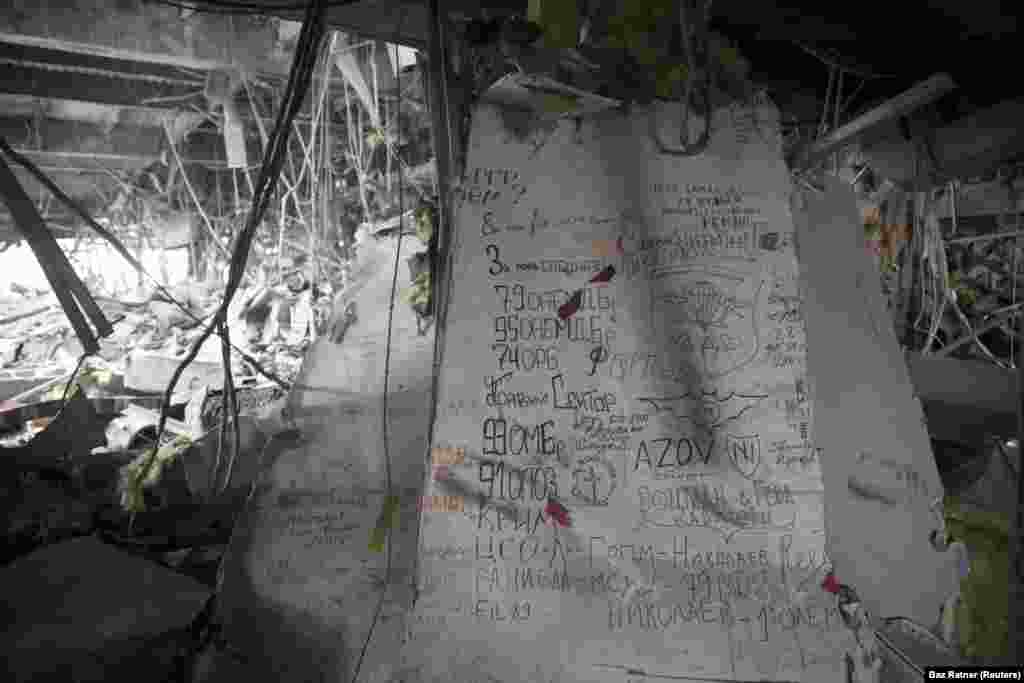 Graffiti lăsat de luptătorii ucraineni este vizibil în interiorul aeroportului în martie 2015. Din 2015, aeroportul a devenit un loc de pe linia frontului între forțele ucrainene și cele susținute de Rusia și un simbol al ruinei conflictului de tranșee, în mare parte static.