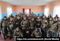 Российский глава Крыма Сергей Аксенов (в центре) с российскими военными