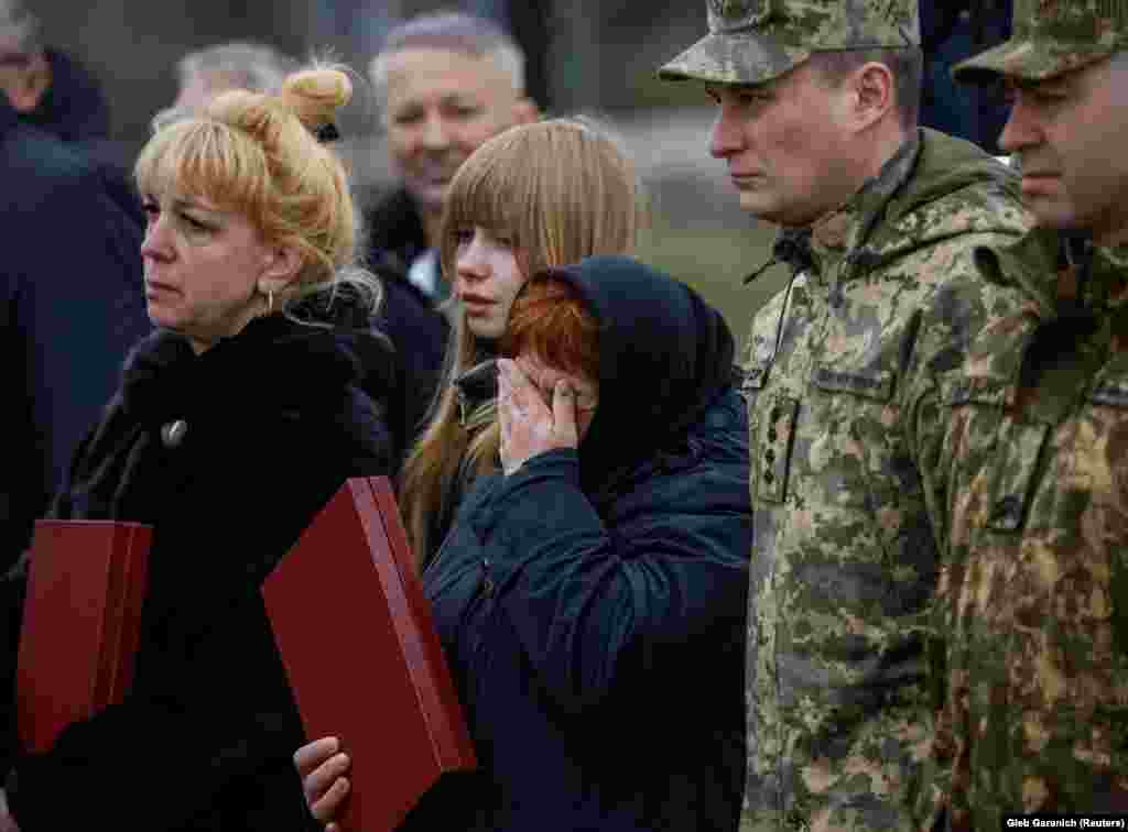 Родичі та воїни вшановують пам’ять загиблих у першу річницю визволення Бучі, 31 березня 2023 року