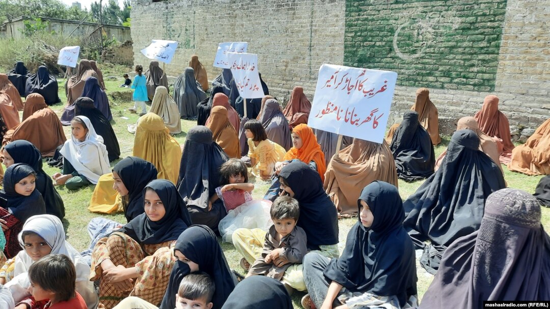  په مظاهره کې په ګڼ شمېر کې ښځې او ماشومان هم شامل وو