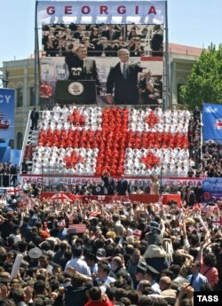 Михаил Саакашвили и Джордж Буш на площади Свободы в Тбилиси, 10 мая 2005 года