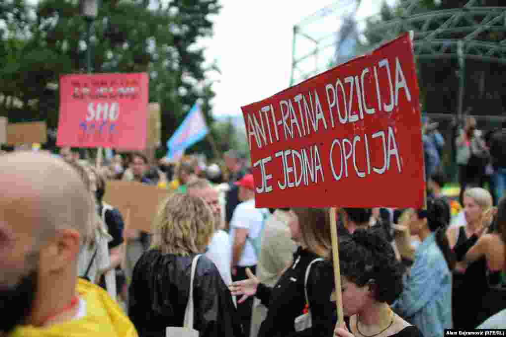 Istaknuti su različiti transparenti tokom Povorke, 24. juna 2023. 