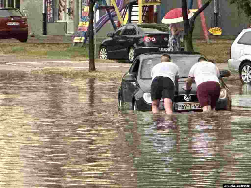 Iz Hidrometeorološkog zavoda RS najavili su da se i u toku četvrtka i u večernjim časovima očekuje ponavljanje olujnog nevremena, te apeluju na građane da na adekvatan način zaštite sebe i svoju imovinu. Na slici je Doboj nakon nevremena. 19. juli 2023.