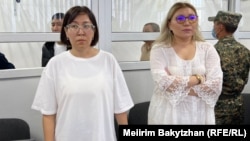 Әйгерім Тілеужан (сол жақта) сот үкімін тыңдап тұр. Алматы, 11 шілде, 2023 жыл.