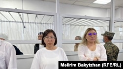 Әйгерім Тілеужан (сол жақта) сот үкімін тыңдап тұр. Алматы, 11 шілде, 2023 жыл.