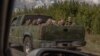 Военнослужащие в российской форме с завязанными глазами на военном автомобиле в Сумской области, 13 августа