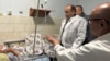 Министр здравоохранения КР Алымкадыр Бейшеналиев навещает одного из пострадавших в Сузакском районе, 3 мая 2024 г.