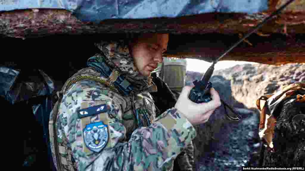 Аеророзвідники знаходять ціль – це скупчення російських військових у посадках неподалік Бахмуту. Командир групи аеророзвідників Назар передає координати командуванню