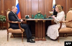 Владимир Путин и Мария Лвова-Белова. Снимката е от 9 март 2022