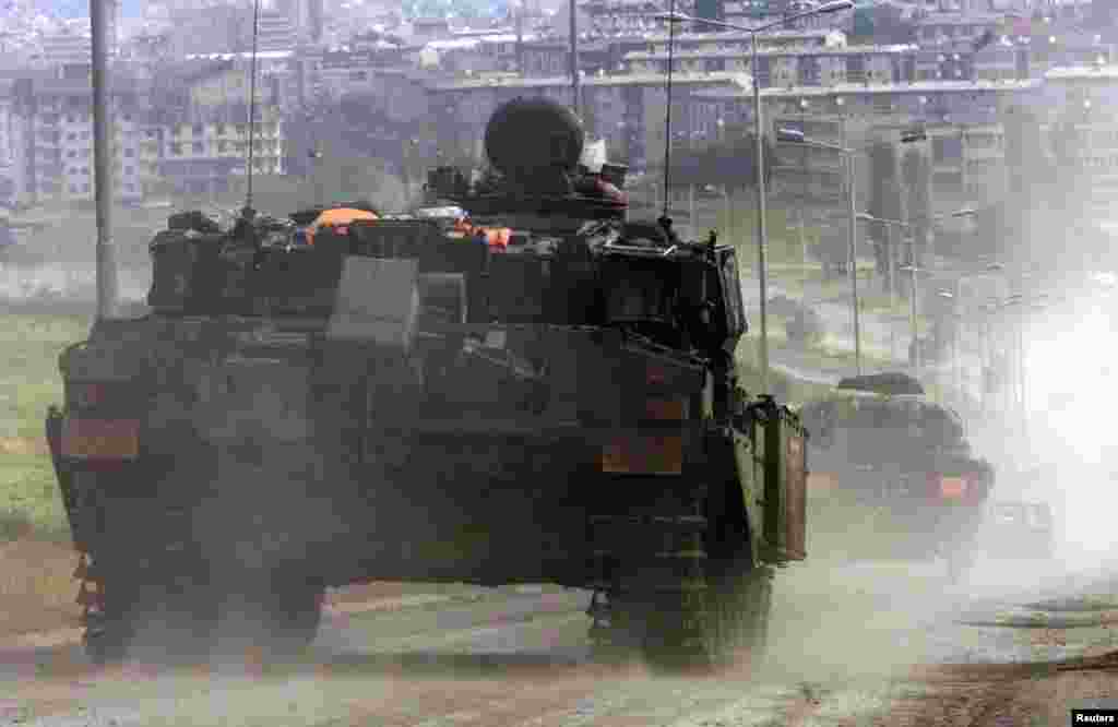 Britanski tenkovi &quot;challenger&quot; stižu u Veternik, u okrugu Priština, 13. juna 1999. godine, dan nakon što su britanske trupe stigle do glavnog grada Kosova. NATO je počeo da preuzima kontrolu nad Prištinom nakon povlačenja srpskih snaga. Stotine stambenih kuća i poslovnih objekata od tada su izgrađene duž dosta prometne ceste.