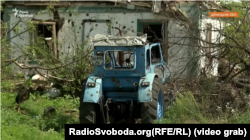 Посічений уламками будинок та покинутий трактор у Макарівці, про звільнення якої під час наступу ЗСУ стало відомо 11 червня