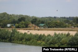 Батыс Қазақстан облысы Облавка ауылының іргесінен ағатын Жайық өзенінің жағасын бетон құйып, нығайтып қойған. 4 тамыз, 2023 жыл