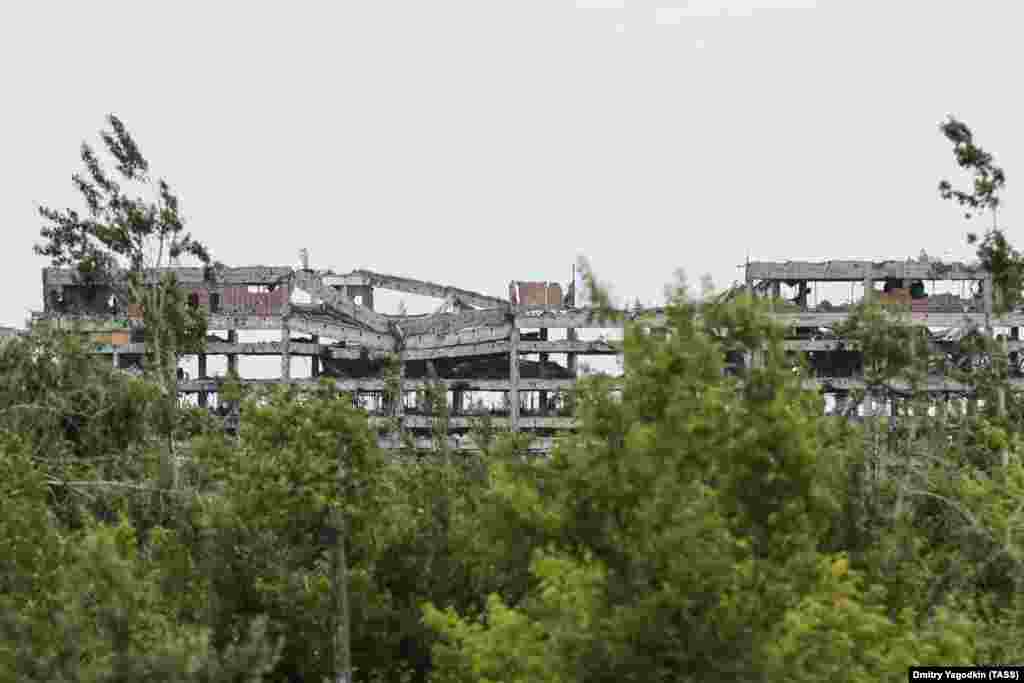 Cea mai recentă imagine disponibilă a ruinelor aeroportului, realizată pe 26 mai 2024. Astăzi, aeroportul distrus e sub controlul ferm al Rusiei. Însă, cu linia frontului la aproximativ 20 de kilometri distanță, locul rămâne în raza de acțiune a artileriei ucrainene, ceea ce înseamnă că probabil va rămâne un teren pustiu în viitorul previzibil.