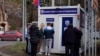 Kosovo closes Serbian banks, confusion for Serbian citizens in the North