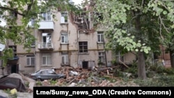 Російські війська регулярно з різних видів озброєння атакують всі регіони України, зокрема прикордонну Сумщину. На фото: наслідки удару по Сумах, квітень 2023 року