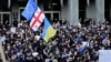 ფოტო არქივიდან: საქართველოს, ევროკავშირისა და უკრაინის დროშები პარლამენტთან საპროტესტო აქციაზე "აგენტების კანონის" წინააღმდეგ. 8 მარტი, 2023 წელი 